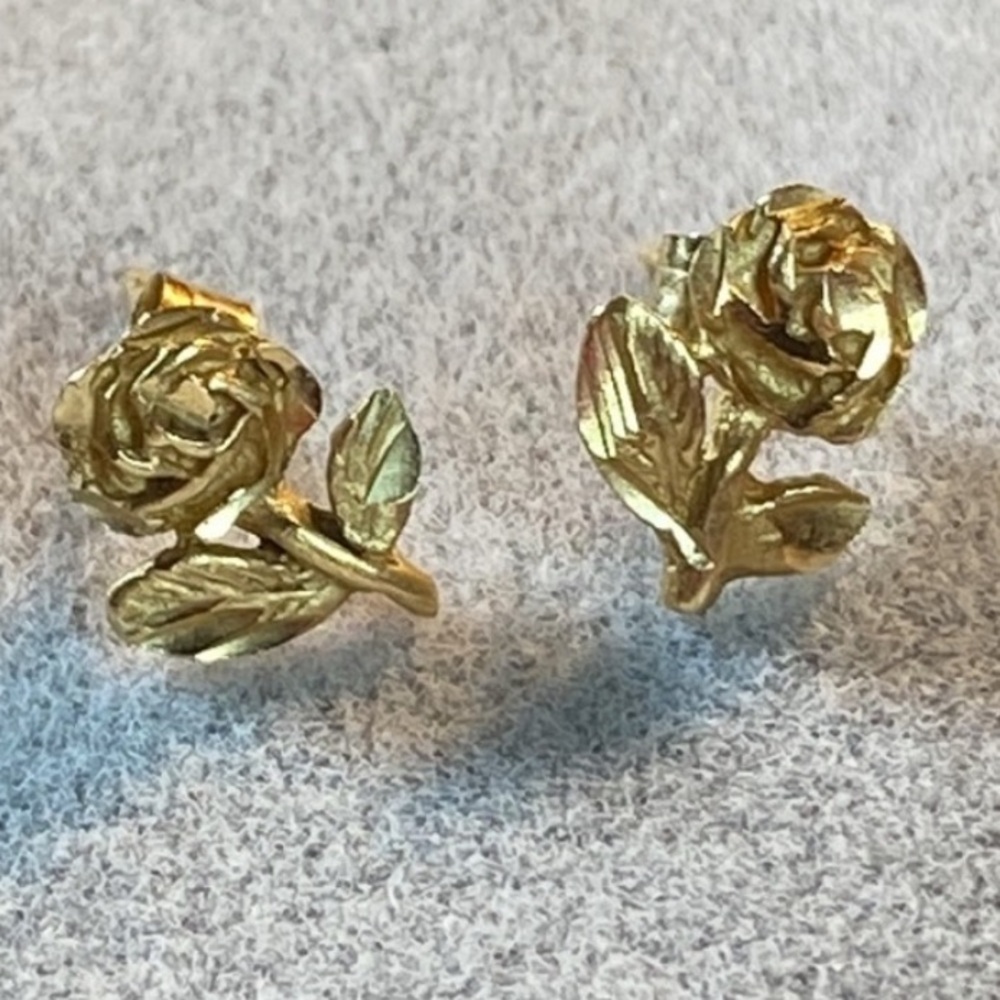 Vintage 14K Gold Delicate Rose Bloom Flower Stud Pierced Earrings - Picture 10 of 15